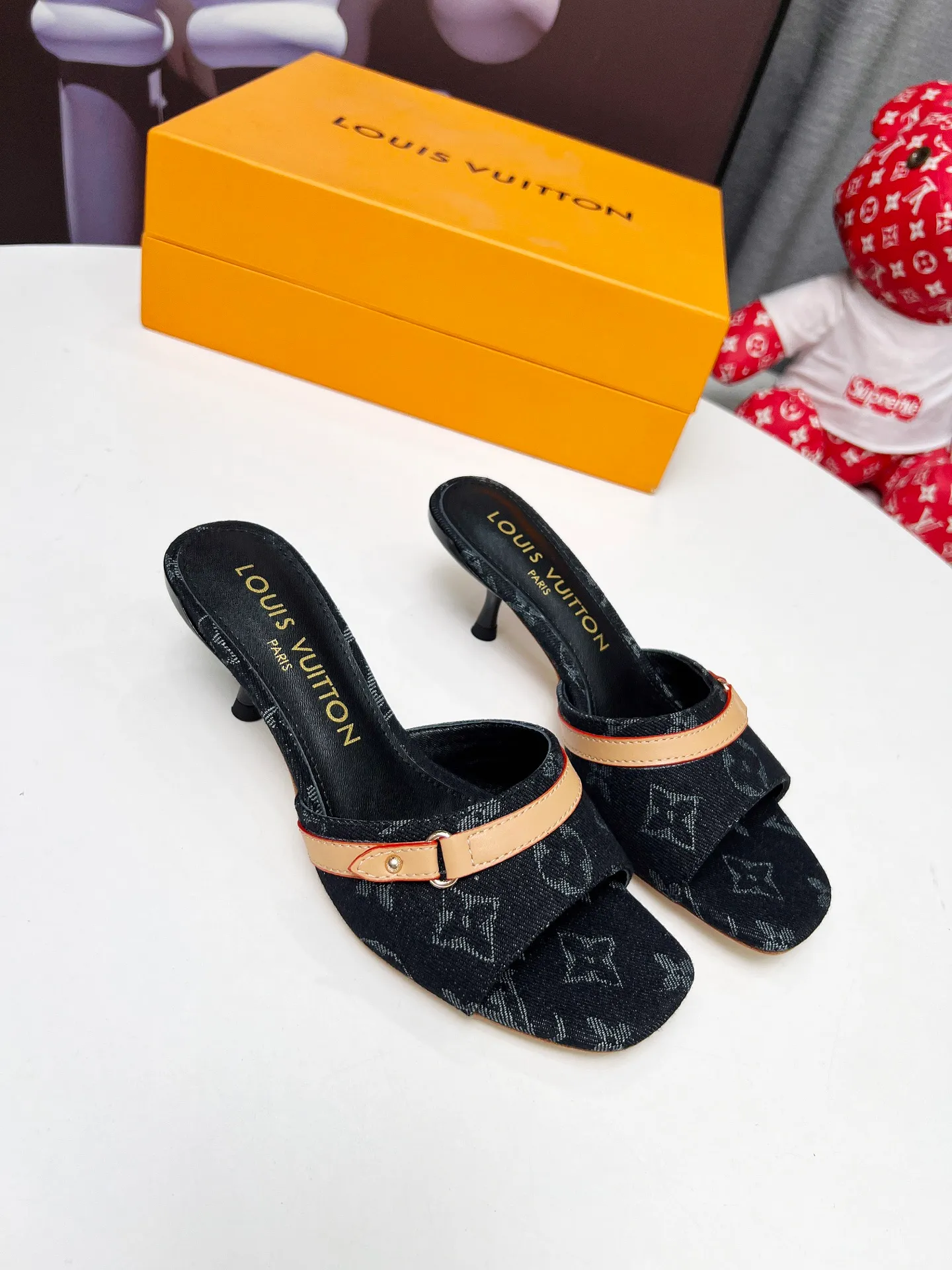 👟👟Ex-factory price 440👟👟 LV new denim kitten heel slippers 2025 summer must-have for goddesses, original replica, super comfortable on the feet. Show off the queen's temperament, the heel height is 5.5CM, which shows your temperament without being tiring. Standard code: 35-42 (41 and 42 codes are customized, non-returnable and non-exchangeable)